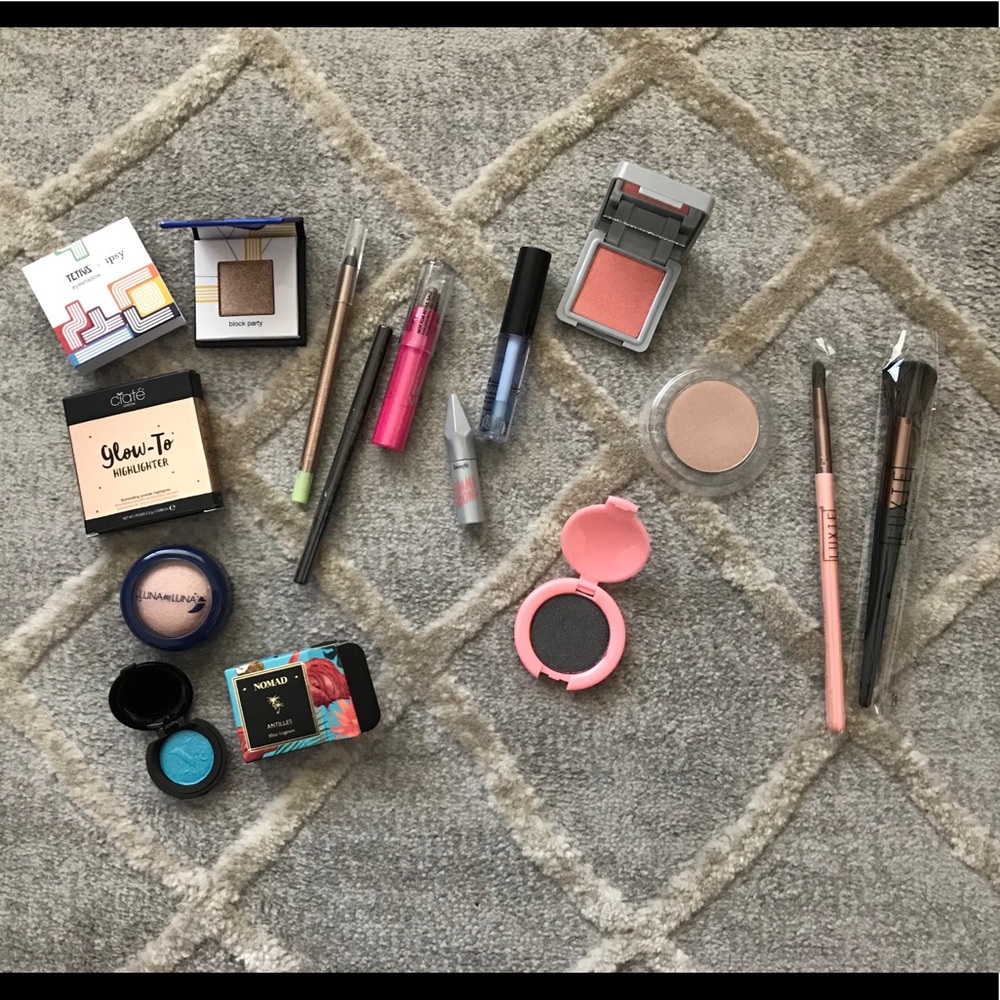 Lot of 14 makeup items!